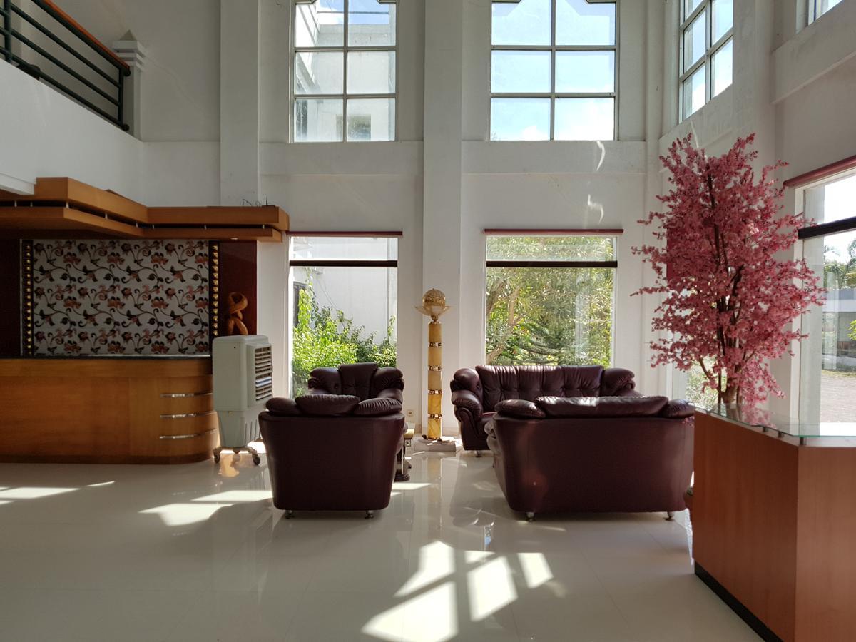 Grand Royal Taliwang Hotel Ngoại thất bức ảnh
